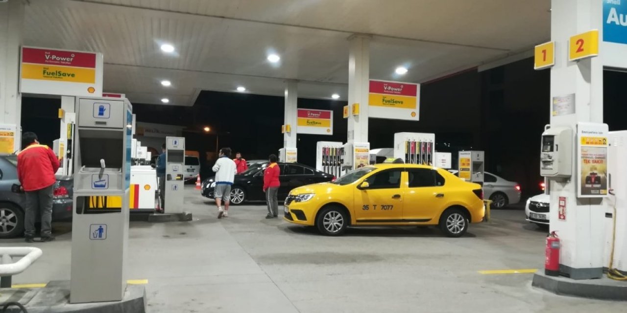İzmirliler yasak biter bitmez benzinliğe koştu