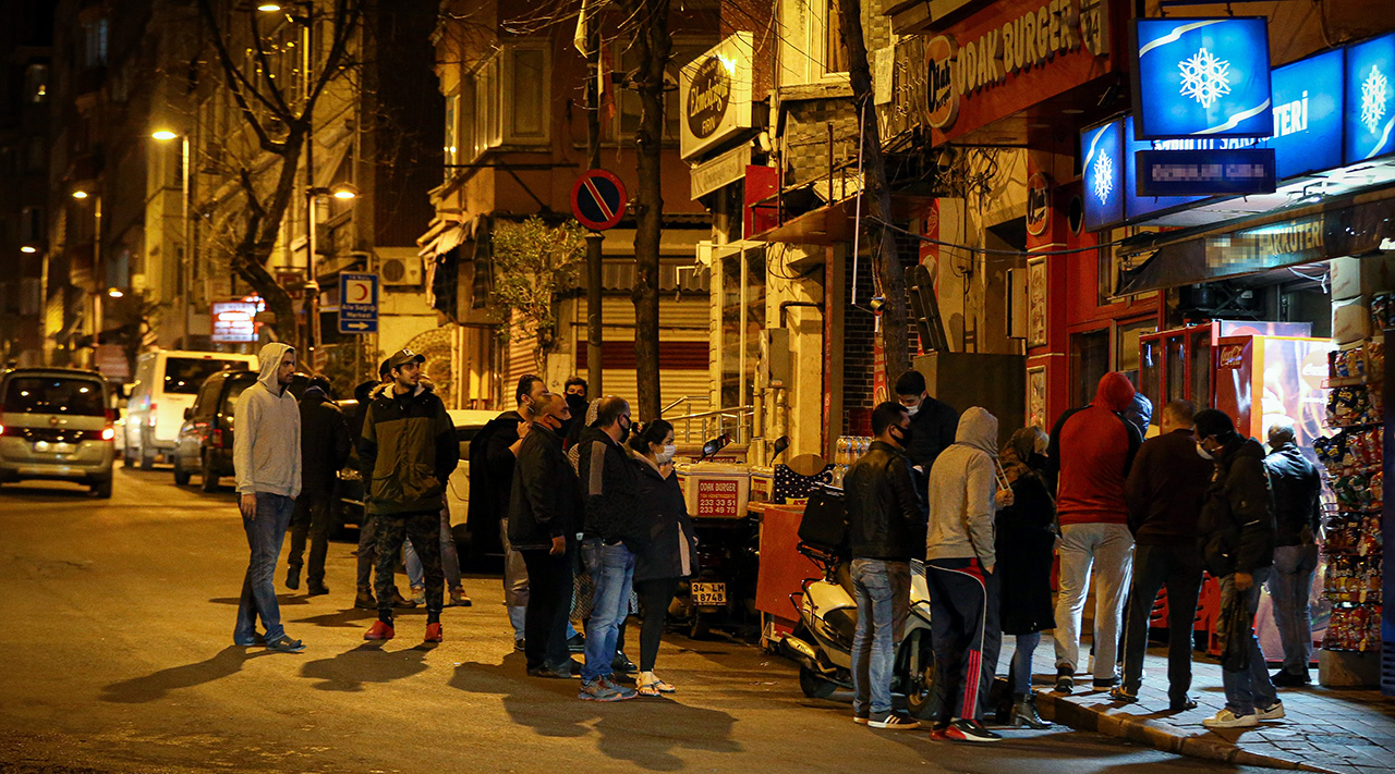 Yasak biter bitmez Tekel bayiine koştular