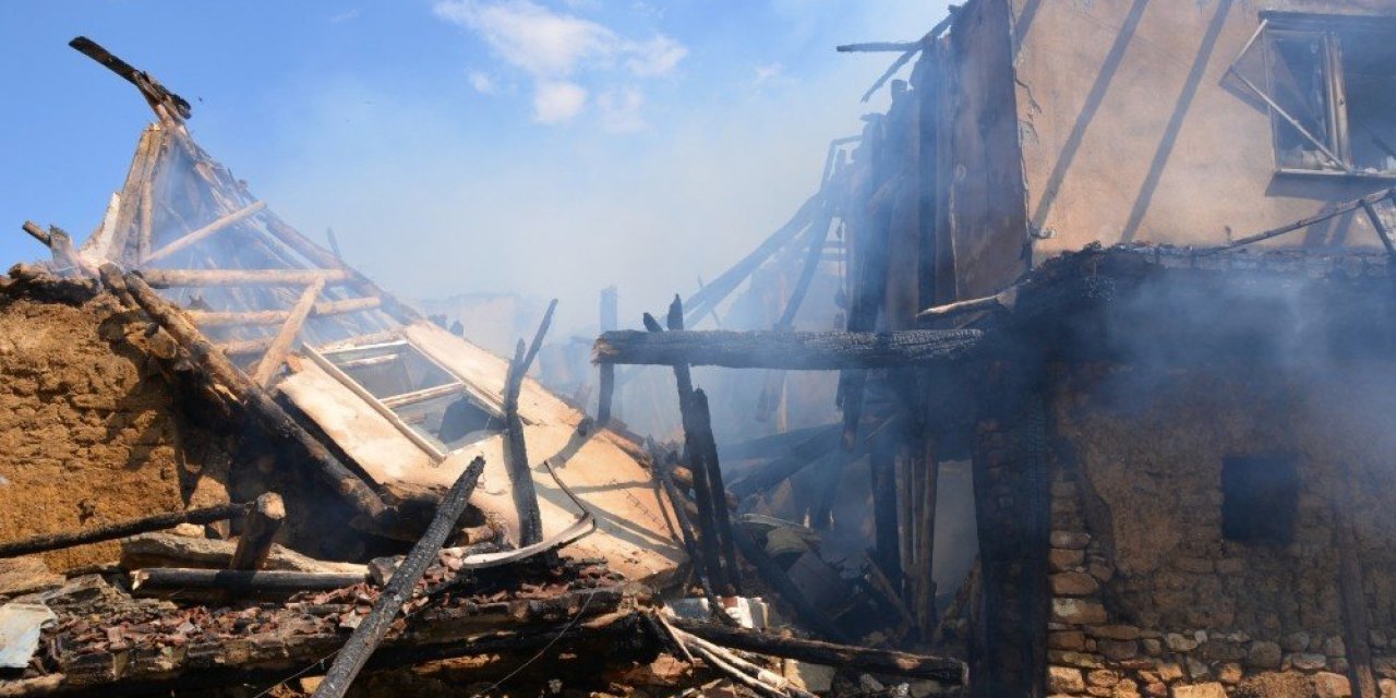 Çıkan yangın 82 hayvanın canına mal oldu