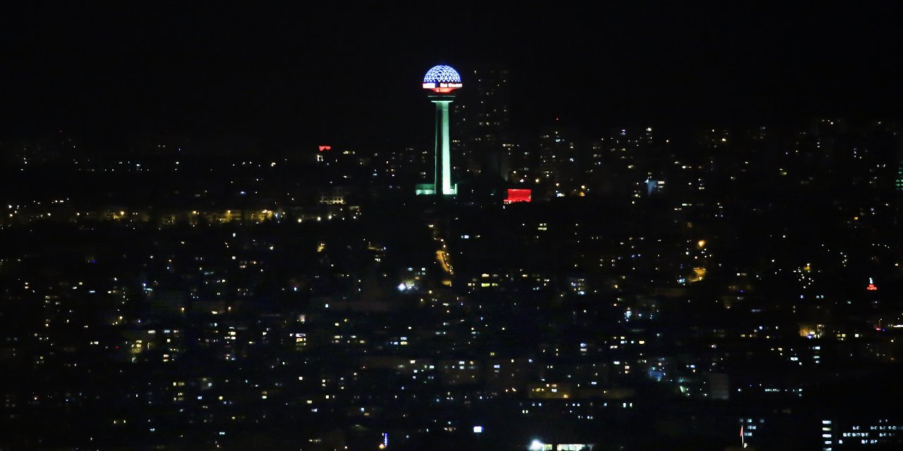 Atakule Azerbaycan Bayrağı renkleriyle donandı