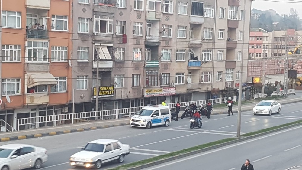 Polisi görünce motosikleti bırakıp kaçtılar