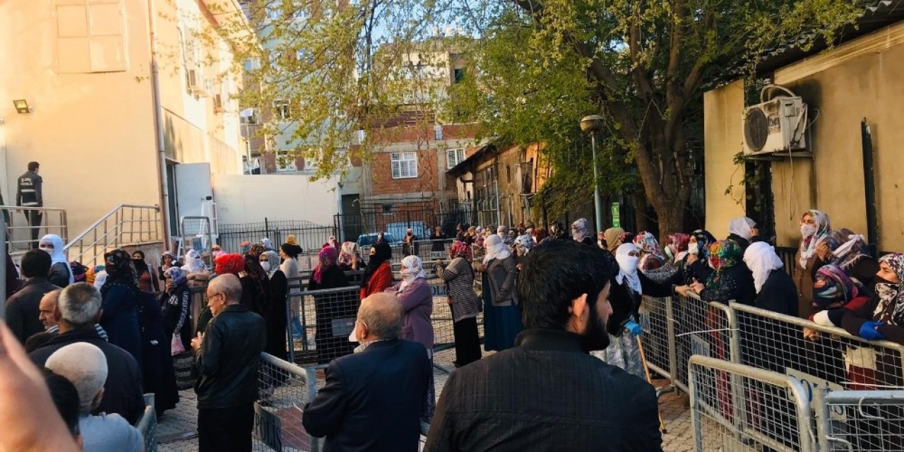 Yardım almak için sosyal mesafe kuralını hiçe saydılar