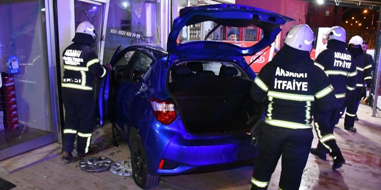 Kontrolden çıkan otomobil tüpçü dükkanına girdi