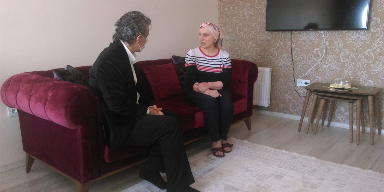 Görme engelli memur, maaşını bağışladı