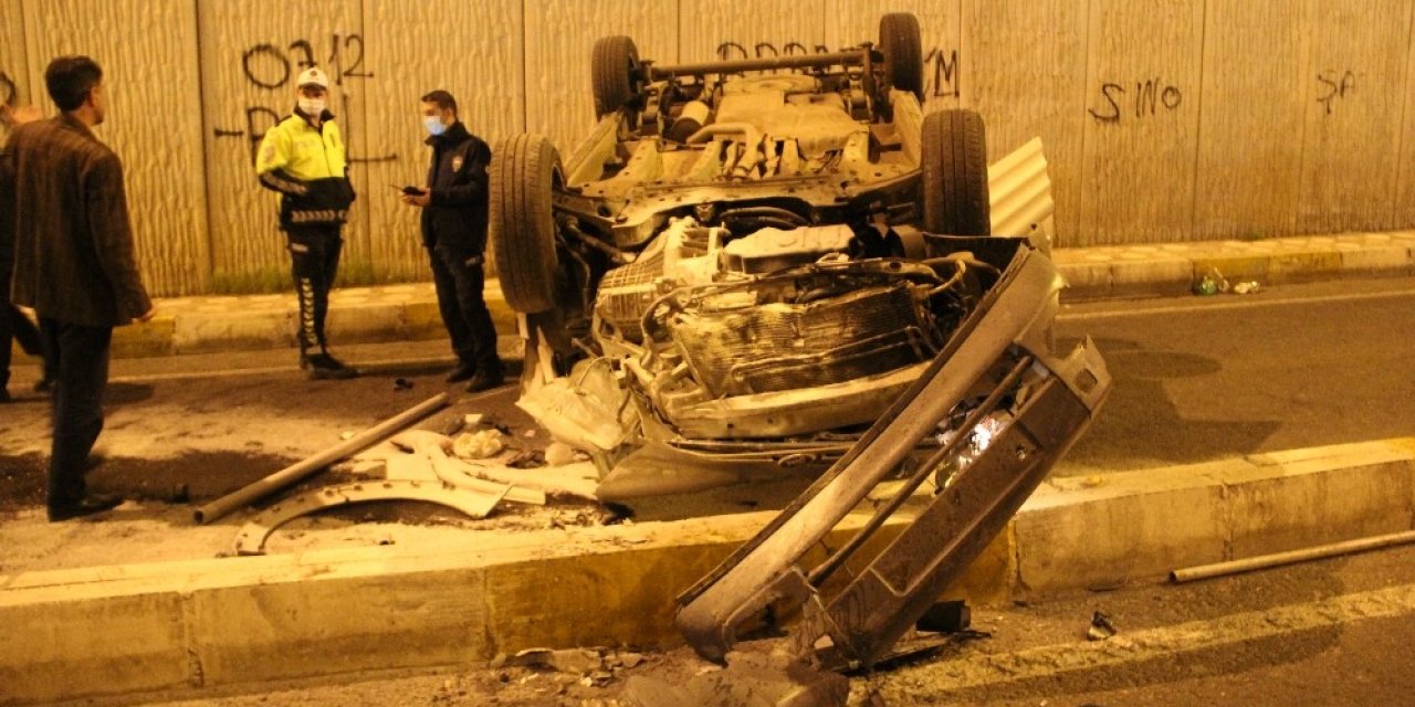 Virajı alamadı köprüden uçtu: 2 yaralı