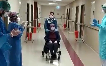 Koronayı yenen hasta alkışlarla taburcu edildi 