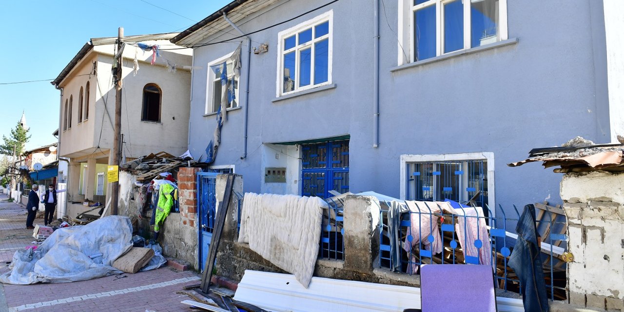 Malatya'da bir evden 8 kamyon çöp çıktı
