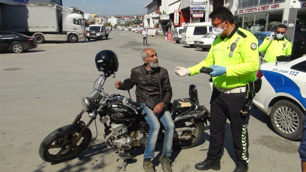 Antalya'da 70 yaşındaki adam sokağa çıktı! Polislere zor anlar yaşattı