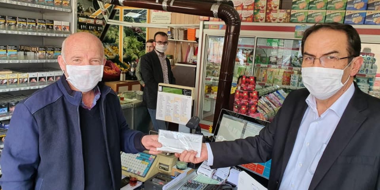 Hadimioğlu, ilçe esnafına maske dağıttı