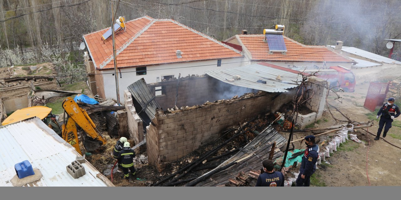 Halkapınar'da ahır ve samanlık yandı!