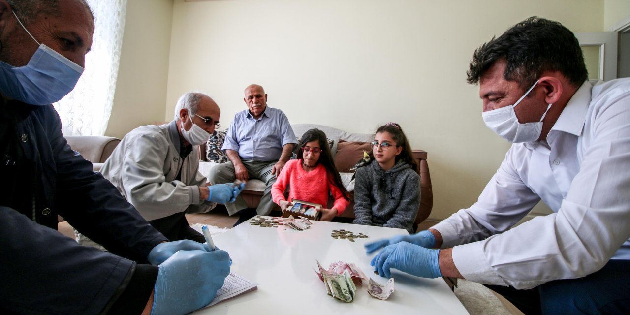 Seydişehirli ikizler kumbaralarını bağışladı