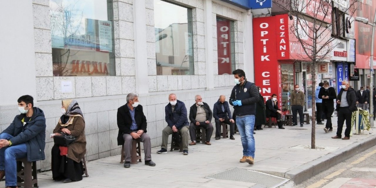 Erzurum’da polis denetimi ve maske dağıtımı sürüyor