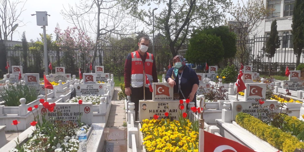 Valilik şehit annesini, oğlunun mezarına götürdü