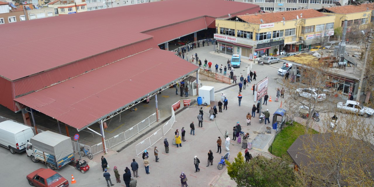Antalya'da koronavirüs kurallarına uymak isteyen vatandaşlar bu görüntüyü ortaya çıkardı