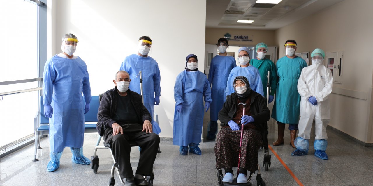 Konya'da yaşayan 79 yaşındaki çift koronavirüsü yenmeyi başardı