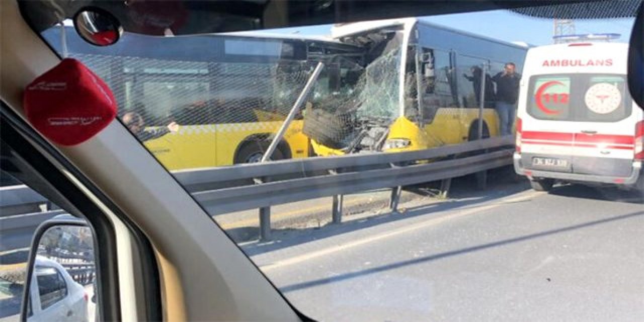 Metrobüsler  Kafa Kafaya Çarpıştı Yaralılar Var