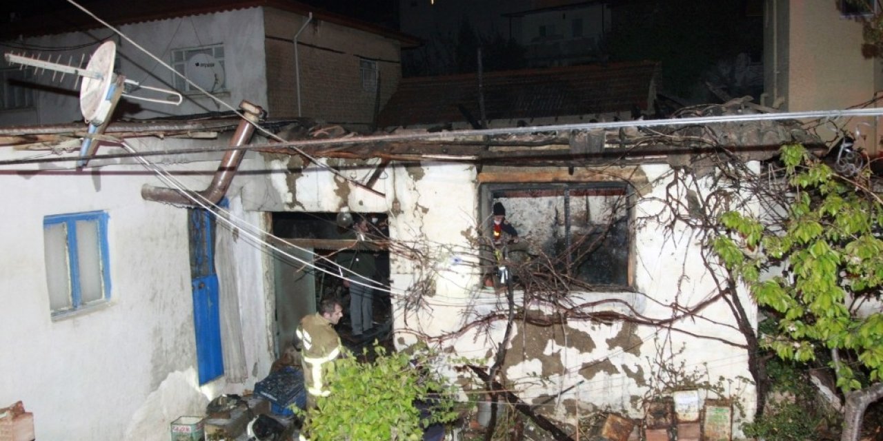 Yanan Evin Çatısı Çöktü, Mahsur Kalan Yaşlı Kadın Hayatını Kaybetti