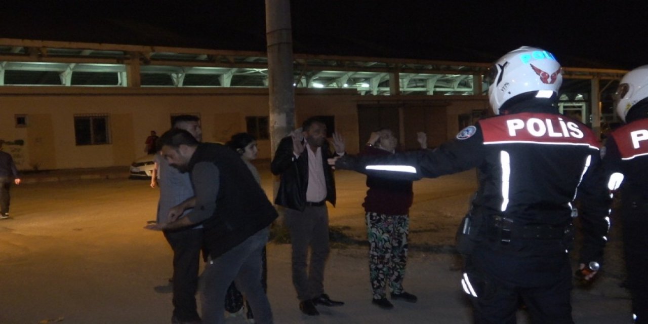 Arkadaşların silahlı kavgasına 30 kişi karıştı! 2 yaralı, 2 gözaltı