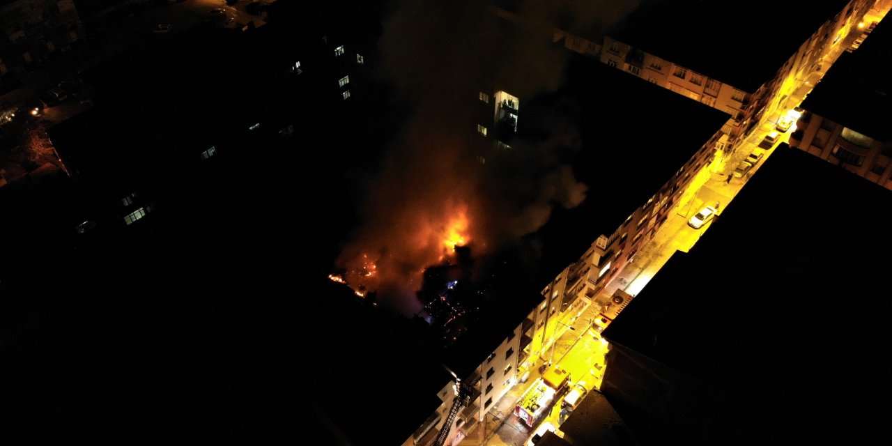 Depremde ağır hasar aldı şimdi de çatısı yandı