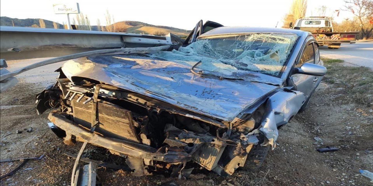 Çorum'da Otomobil Bariyerlere Çarparak Durabildi