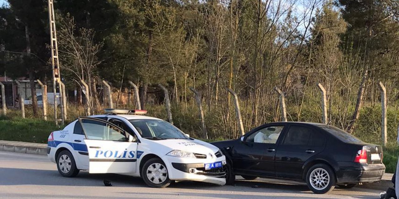 Çaldığı araçla kaçarken polis aracına çarptı