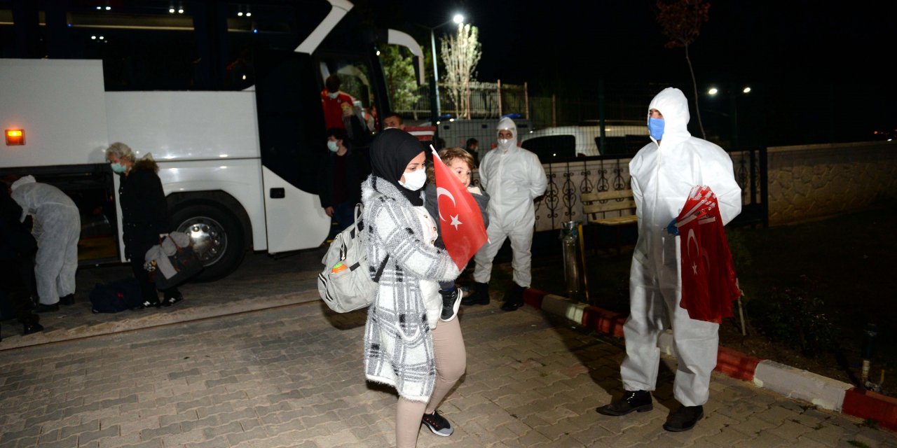 Hollanda'dan getirilen 349 Türk vatandaşı karantinaya alındı