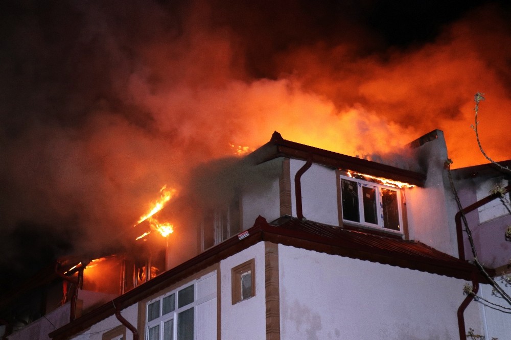 3 katlı evin çatı katı alev topuna döndü! Mahalleli sokağa döküldü