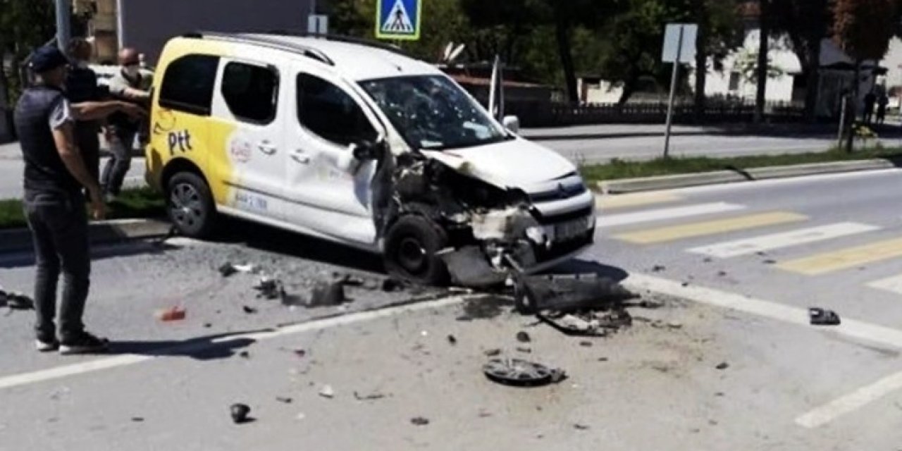 Sakarya’da bomboş yolda PTT araçları çarpıştı!