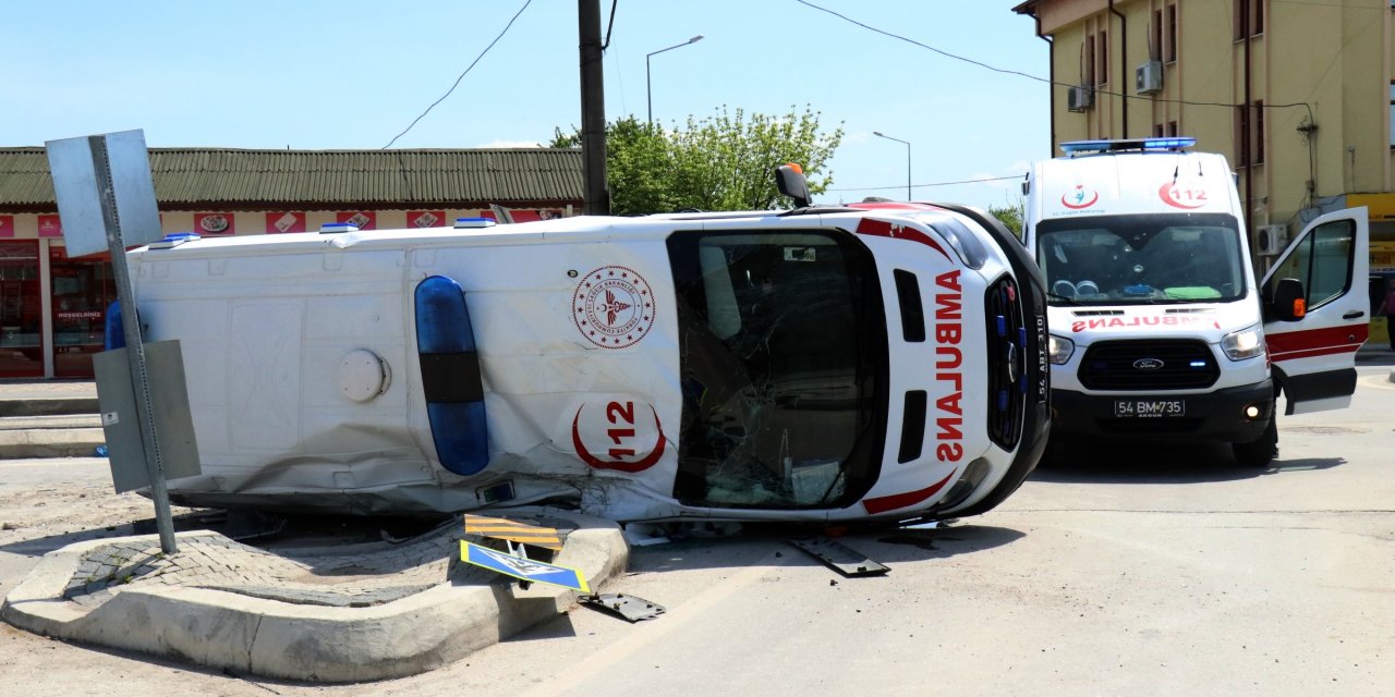 Sakarya’da ambulans ve pikap boş yolda çarpıştı!