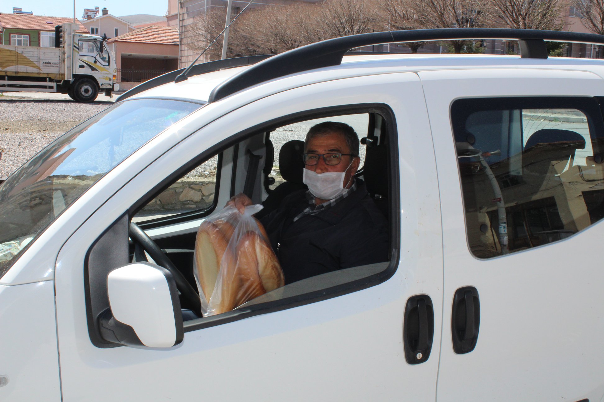 Yunaklı fırıncıdan ihtiyaç sahiplerine ücretsiz ekmek