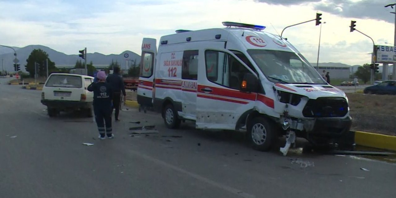 Isparta’da ambulans kaza yaptı: 1’i ağır 2 yaralı