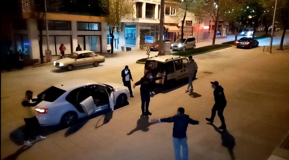 Yasak biter bitmez sokağa çıkıp oynadılar 