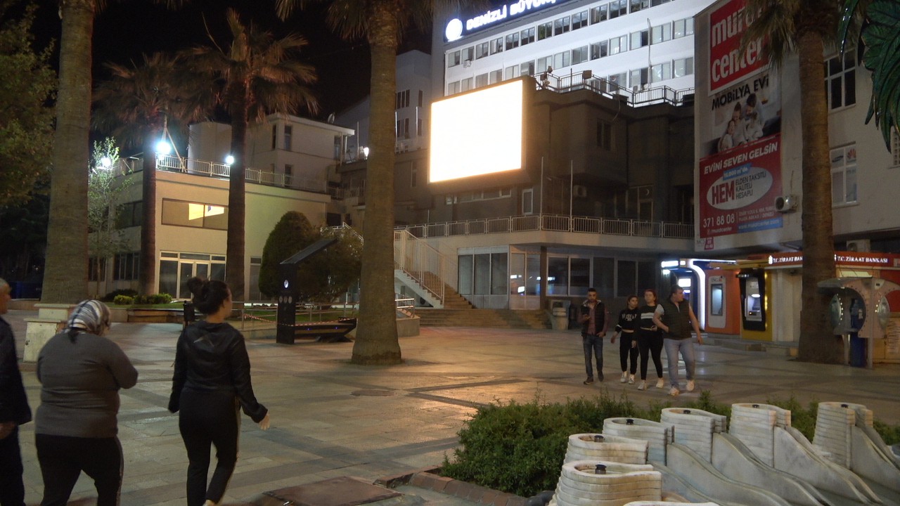 Gece yarısı caddelere akın ettiler