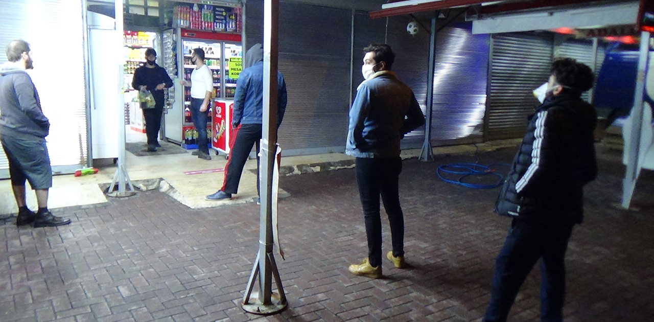 Konya'da gece yarısı açılan marketleri polis kapattı
