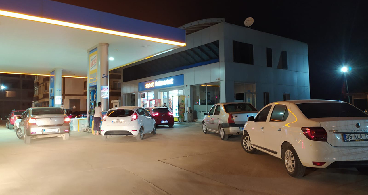 Reyhanlı'da vatandaşlar benzin istasyonlarına akın etti
