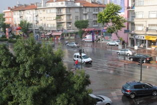 Kısa süreli yağan yağmur iyi geldi