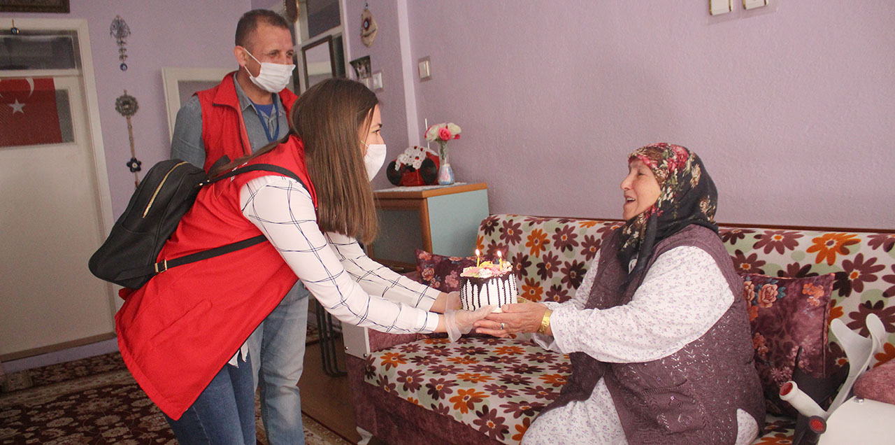 Konya'dan Uşak'taki anneye sürpriz! Gözyaşlarına hakim olamadı