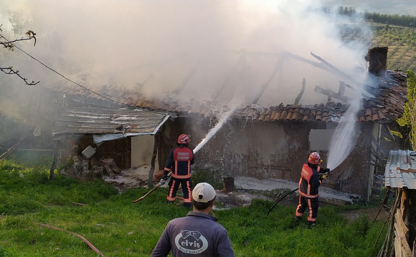 Ahşap ev alev alev yandı! Ev sahibi şans eseri kurtuldu