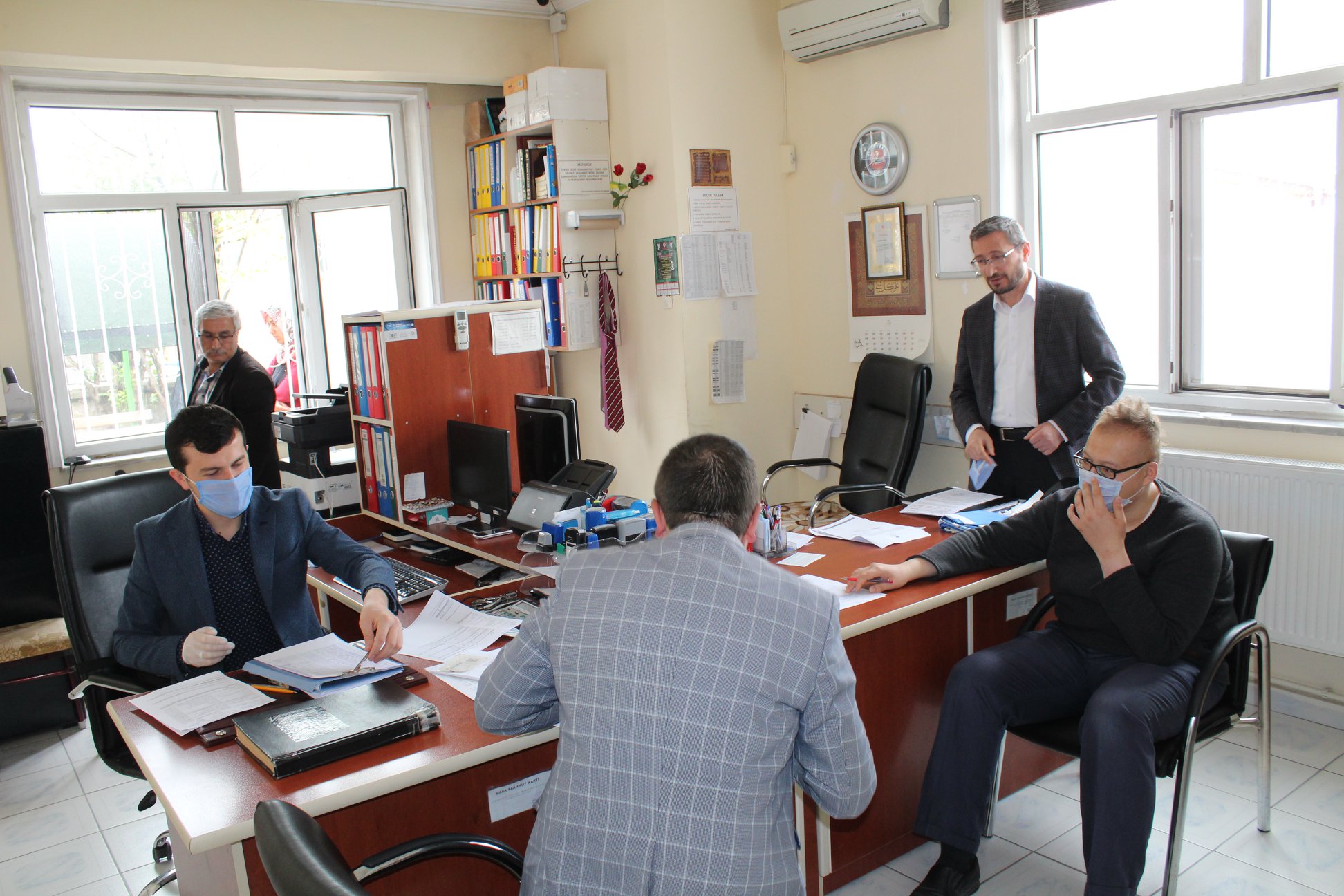 Yunak'ta ihtiyaç sahibi ailelere alışveriş kartı