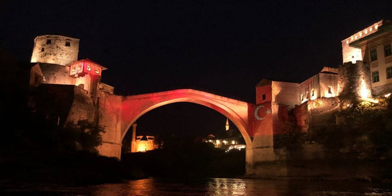 Mostar Köprüsü Türk bayrağının renklerine büründü