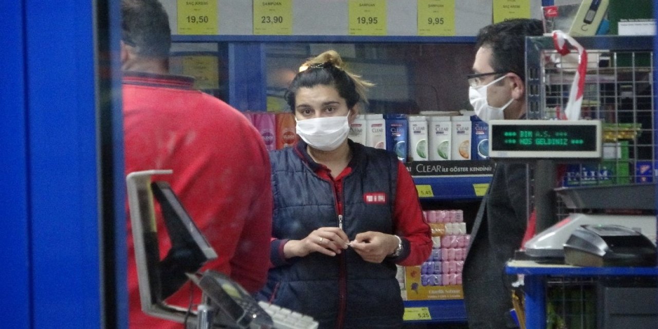 Kasiyerin yüzüne kola döküp, marketi soydu