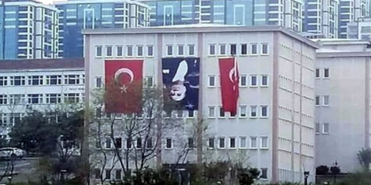 Atatürk posterini ters astılar