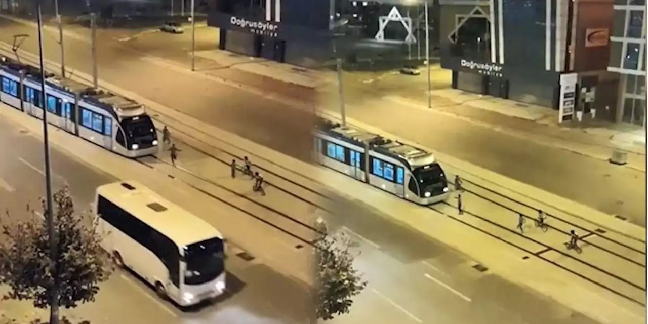 Antalya’da çocukların tramvayla tehlikeli oyunu