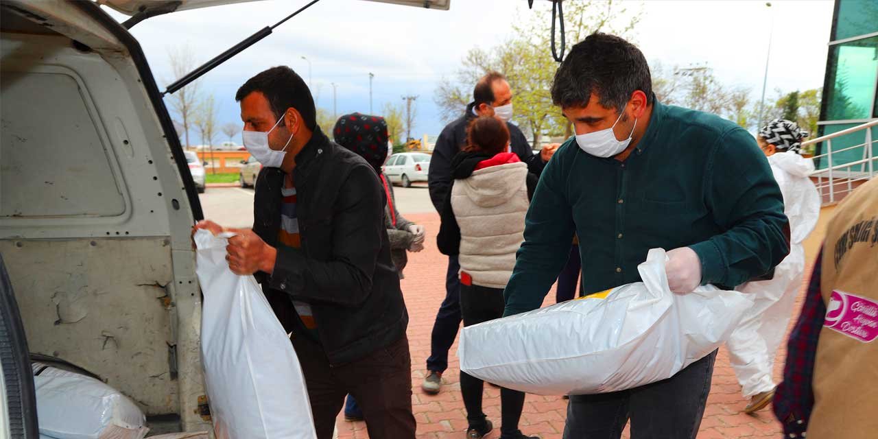 Konya Büyükşehir Belediyesi Konya'da sokak hayvanlarına 50 ton mama dağıttı