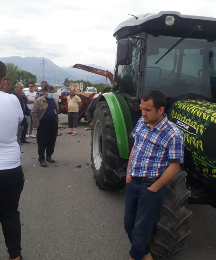 Traktöre çarpan otomobil sürücüsü yaralandı
