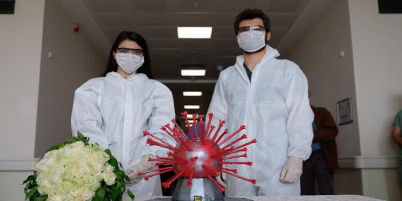 Hastanede Nişan Yapan Sağlıkçı Çifte Koronavirüs Pastası