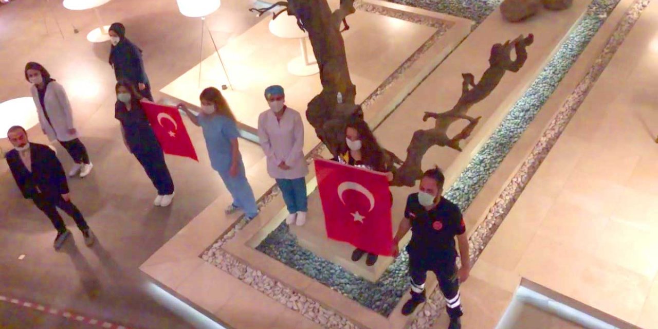 Evine gidemeyen kahramanlar kaldıkları otelde 23 Nisan'ı kutladı