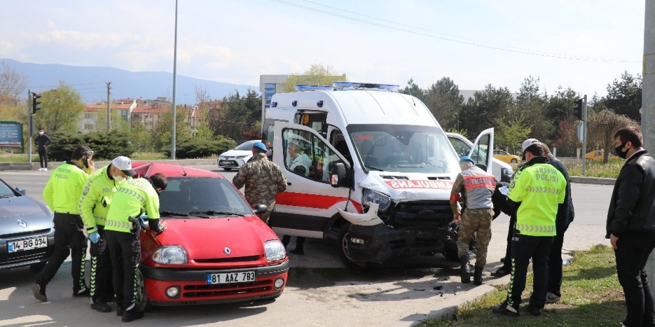 Bolu’da, boş yolda askeri ambulans otomobille çarpıştı