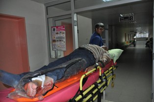 Kiraz toplarken düştü, ayağı kırıldı