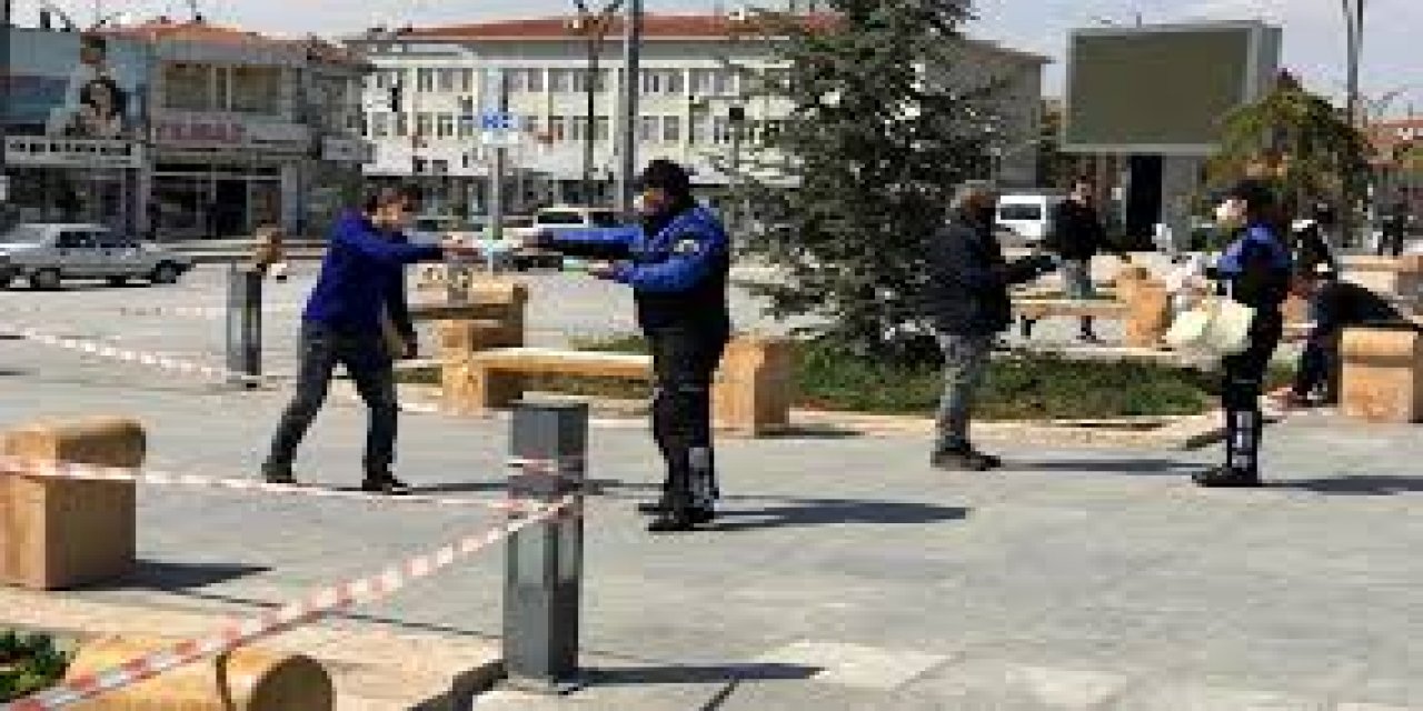Kırşehir'de maskeleri polis dağıttı